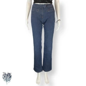 Jeans  - Y2K jeans från Only, märkta som storlek 34. 98% bomull & 2% spandex. Knappen att stänga är lite lös. ⚠️Mått liggande: Midjebredd 30 cm Grendjup 23 cm Höftbredd 40cm Innerbenslängd 77cm 