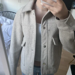 Vårjacka - superfin och skön vårjacka som passar perfekt för vårdagar men också kalla sommardagar. Kappan är i storlek XS och den är köpt ifrån Zara, just nu är jackan slutsåld på Zaras hemsida. Den kostar 250 kr + frakt   (Jag står ej för postens slarv)