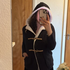 kofta - fodrad stickad kappa från zara 🤍 i nyskick men gammal så den är egentligen från barnavdelningen