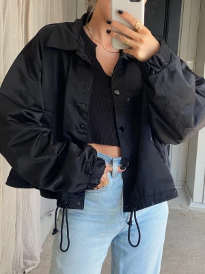 Kort svart jacka  - Kort svart jacka från divided, oanvänd, lappar kvar 