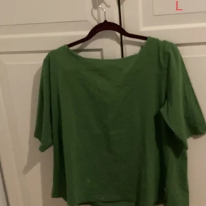 Tröjor och kofta  - Fina tröjor och kofta som är i ganska bra skick. Varje plagg kostar 50 kr. Alla storlekar finns på bilderna! Kontakta för mer bilder!