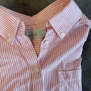 Skjorta- MORRIS - Fin MORRIS skjorta i bra skick! storlek 36 (jag är 166cm) skriv priv för fler bilder (föreslå gärna egna förslag på priser!)