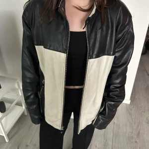 Vintage Skinnjacka - Säljer denna supersnygga skinnjacka. Den är vintage men är i väldigt bra skick. Storlek L. 