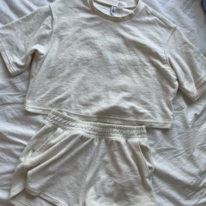 Frotté set - set från hm i frotté material, använd ganska mycket men inga defekter