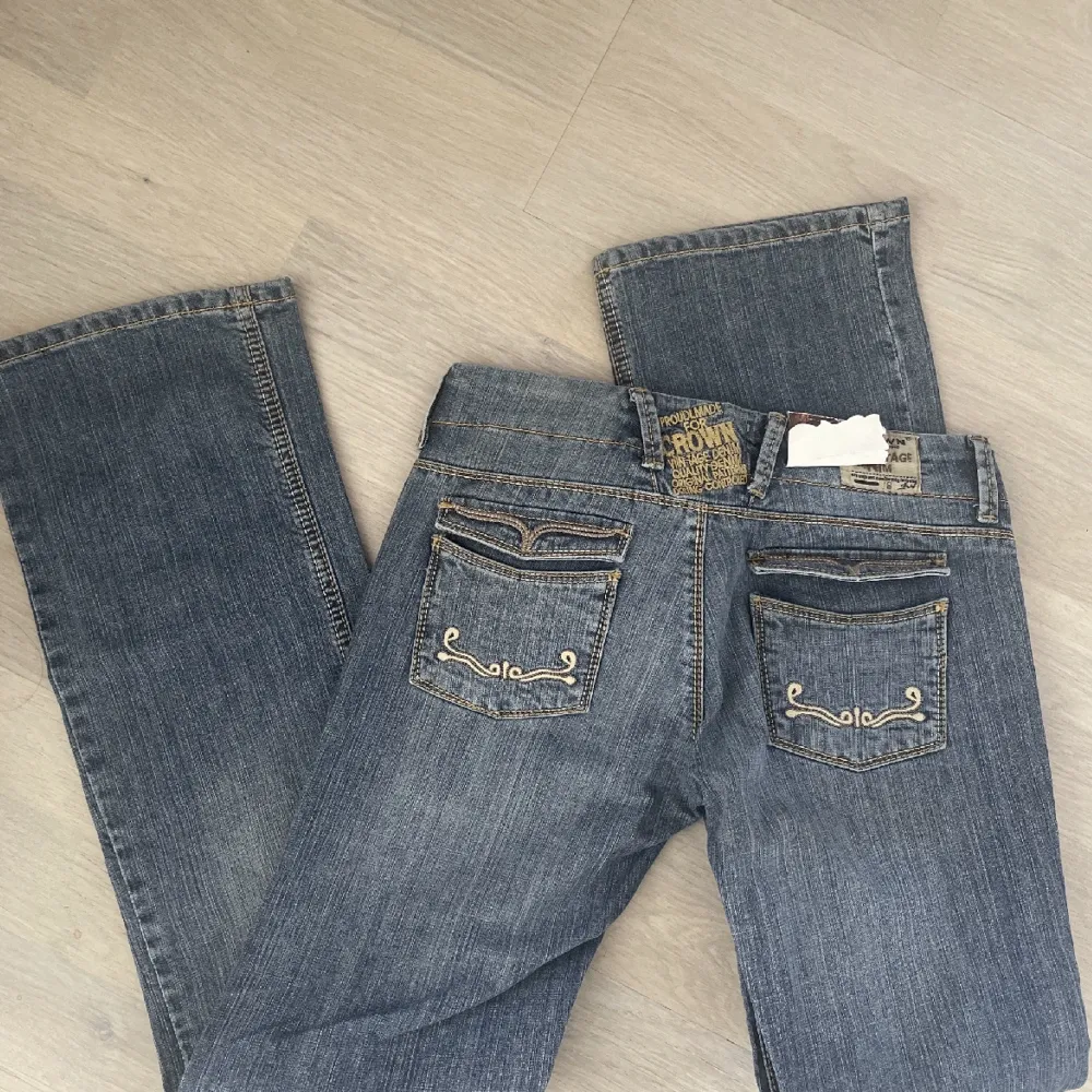 Superfina Low waist jeans som tyvärr är för små för mig. Jätte snygg färg och passform😇😇 Lösare längst nere! Hör av er av minsta intresse😇😇😇. Jeans & Byxor.