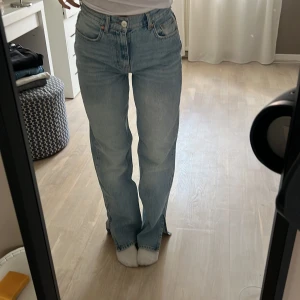  jeans med slits  - blåa jeans från gina med slits! 💙fina till sommaren! ☀️