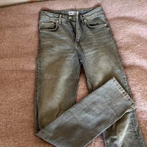 Säljer dessa super snygga gråa zara jeans då dem e för små.  Lite slitna vid fötterna ( bild 3 ) annars som nya.