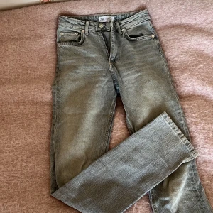 Zara jeans - Säljer dessa super snygga gråa zara jeans då dem e för små.  Lite slitna vid fötterna ( bild 3 ) annars som nya.