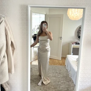 Balklänning champagne  - Alda Strap Gown Cream. Balklänning i champagne färg. Aldrig använd, alla lappar kvar. Nyskick. Nypris: 999kr. Säljer för 400kr. Skriv för fler bilder.