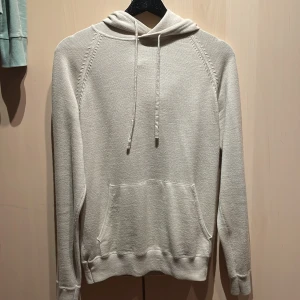 Bläck stickad hoodie  - Säljer min stickade hoodie från Bläck eftersom den är för liten. Skick 8/10 (knappt använd) Strl S 399kr