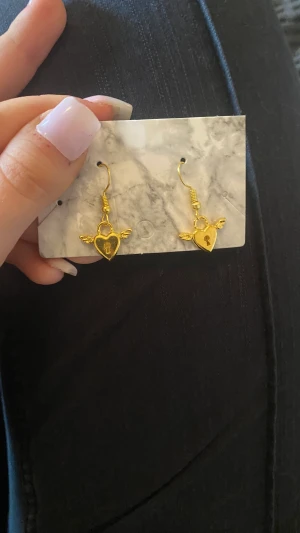 Egengjorda örhängen  - Superfina egengjorda med berlocken som är format som ett lås! Finns i guld och silver! 69kr för två!❤️