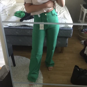 Zara jeans - Populära byxorna från Zara. Varsamt använda. Sjukt snyggt inför sommaren när man blir brun!