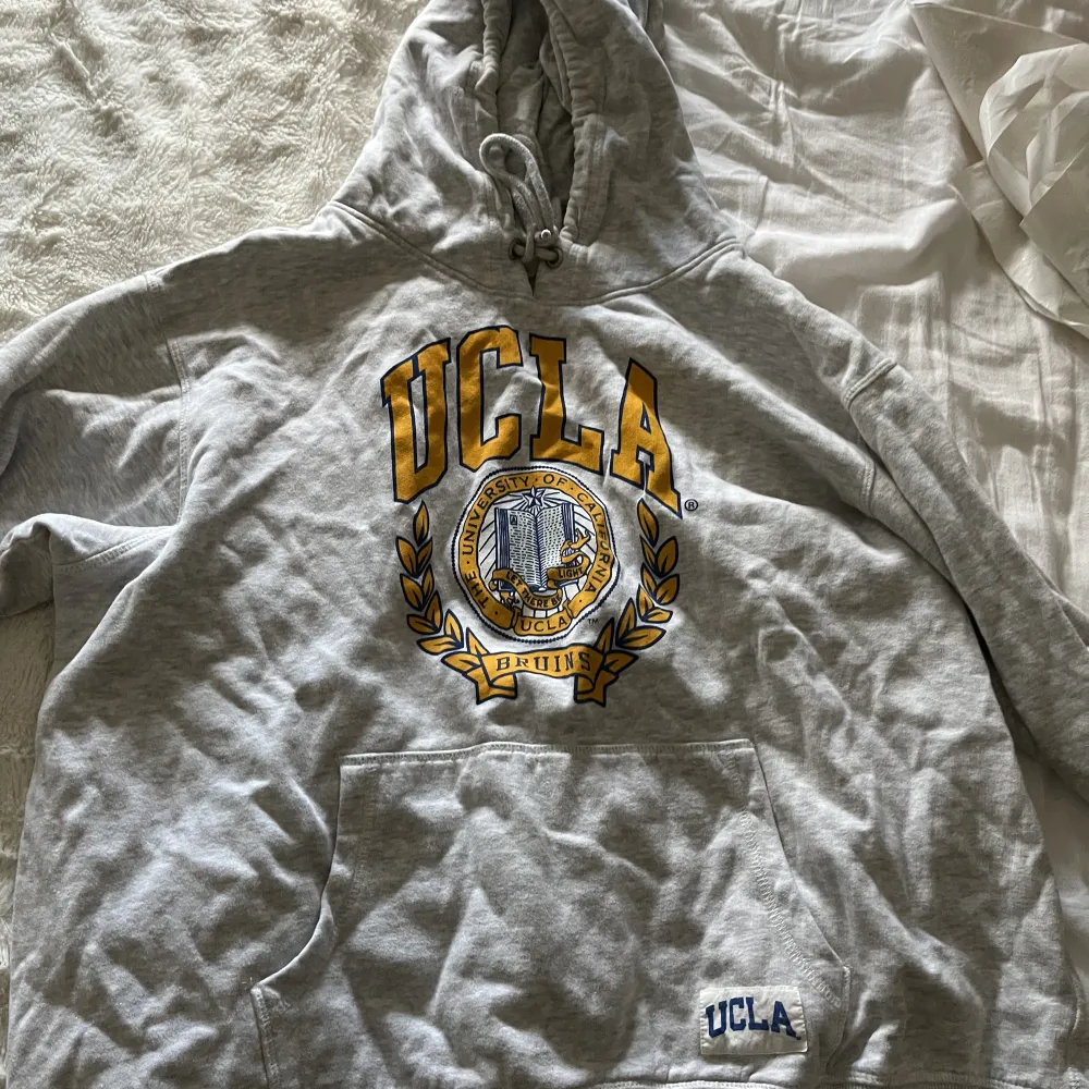 overzied collegetröja med ucla märke på🕊 . Hoodies.