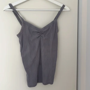 Ljuslila linne från another stories  - Jättefint ribbat ljuslila/blått linne från & Other stories, stretchigt