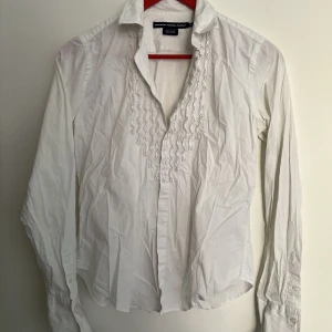 Ralph Lauren Skjorta/Blus - Skjorta med detaljer/broderi på bröstet. Strl 8,  motsvarande 38. Ralph Lauren Sport. 
