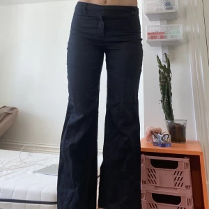 Svarta linnebyxor - 100%linne, svarta, lågmidjade. Massimodutti. Midja: 80-85 cm Innebenslängden: 81 cm cirka  