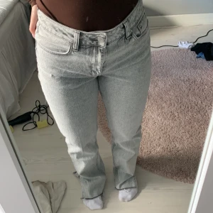 Midwaist jeans med slits - Säljer dessa gråa midwaist jeans från zara. Lite långa för mig som är 158 men supersnygga och bekväma. Perfekta bakfickor oxå för er som fattar vad jag menar. 
