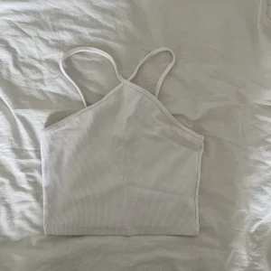 Linne zara - Jättegulligt linne från zara som tyvärr inte kommer till användning längre! Storlek M men sitter mer som en xs/s! Säljer en likadan i rosa🌺