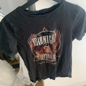 T-shirt med tryck  - Storlek: S, klot från bikbok