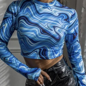 Långärmad topp - En långärmad topp i blått mönster. Är i bra skick. Skriv för fler bilder😊köparen står för frakten💕