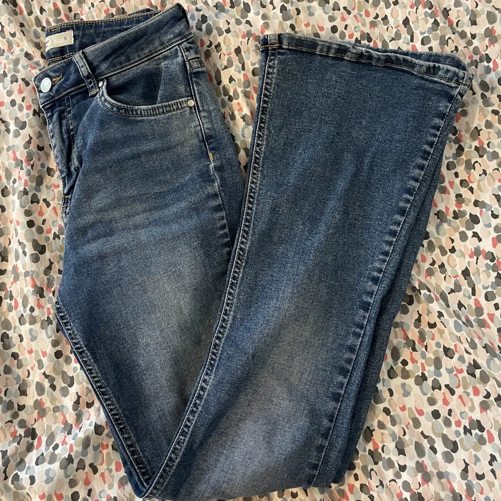 Mid waist bootcut jeans från Gina i storlek S. Kom privat för mer bilder eller frågor💗. Jeans & Byxor.
