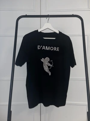 D’AMORE rhinestone t-shirt  - Uf företag där vi säljer tröjor med rhinestonetryck! Begränsat antal! 