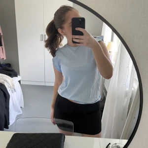 Volangtopp  - Så så gullig topp med volanger vid axlarna! Storlek XS men passar alla från xxs-m beroende på hur man vill att den ska sitta!💙