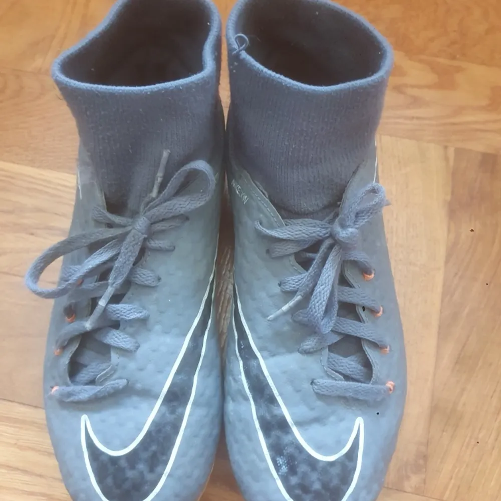 Nike hypervenom ett par väl använda skor dom håller bra kvalitet. skostorleken är 36. Skor.