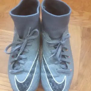 Nike hypervenom ett par väl använda skor dom håller bra kvalitet. skostorleken är 36