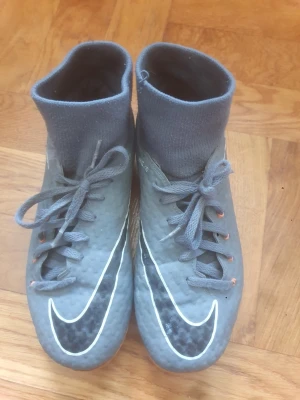 Nike hypervenom  - Nike hypervenom ett par väl använda skor dom håller bra kvalitet. skostorleken är 36