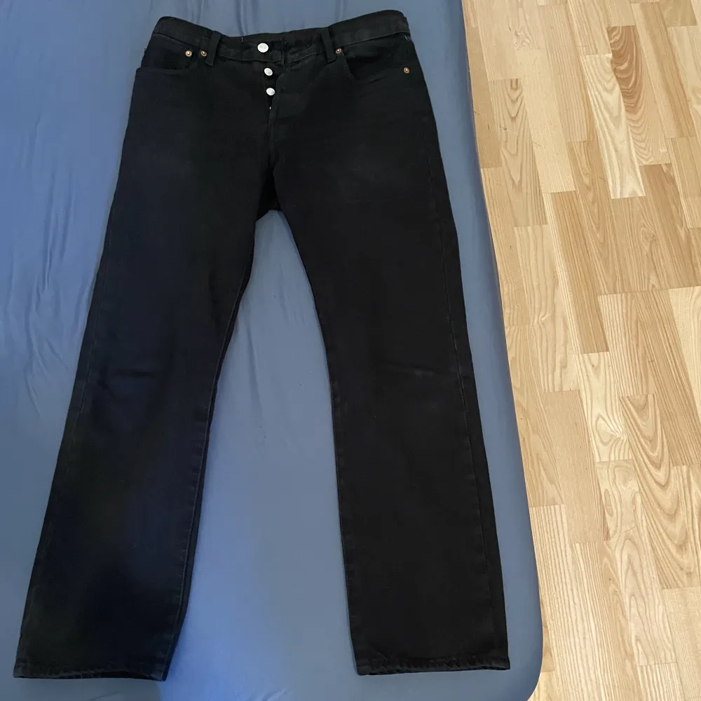 Hej nu säljer jag mina helt nya Levis jeans som jag tyvärr måste sälja vidare eftersom dom är för stora för mig. Dom är i storlek 31:30 precis som mina andra mörkblåa som jag också säljer. Pris kan diskuteras vid en smidig affär.. Jeans & Byxor.