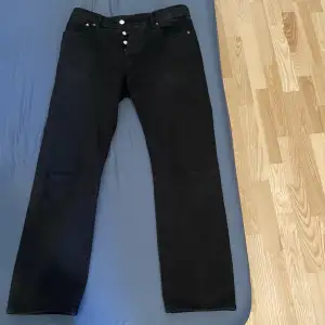 Hej nu säljer jag mina helt nya Levis jeans som jag tyvärr måste sälja vidare eftersom dom är för stora för mig. Dom är i storlek 31:30 precis som mina andra mörkblåa som jag också säljer. Pris kan diskuteras vid en smidig affär.