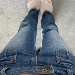 Lowwaist jeans⭐️💕🌸 - Säljer ett par sjukt snygga och populära jeans från Mango.🤩 De passar verkligen perfekt nu till våren och sommarn.💕🌸 Passa på att köpa nu då de inte säljs längre!!