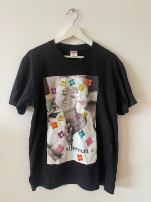 Supreme T-shirt - Snygg supreme t-shirt med stort motiv. Använd några gånger men inget som syns.