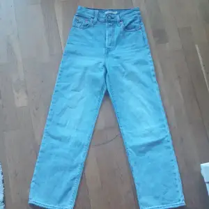 Detta är också ett par jeans som bara blivit hängandes i min garderob sen jag fick min son för ca 8år sen.  Blåa levis jeans, använt skick men ändå i väldigt gott skick! 