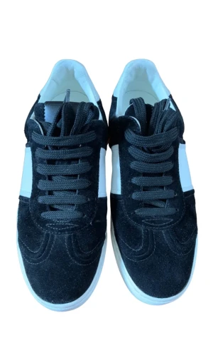 Valentino flycrew  - Ett par svarta valentino flycrew i storlek 40. Väldigt bra skick inga skador och låda följer med. Skriv vid frågor!👍