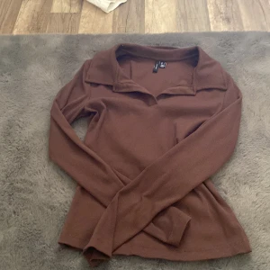 långarmad tröja krage - en lång armad brun med krage köpt på vero moda size S