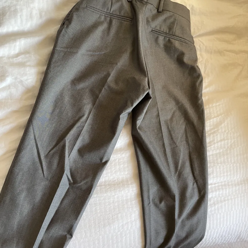 Säljer nu dessa mörkgrå kostymbyxor, då jag har ett annat liknande par🌟Waist=30 Length=32. Insydda i midjan, kan skicka bild privat🤗Väldigt långa i benen som man kan se😅. Knappt använda💓. Jeans & Byxor.