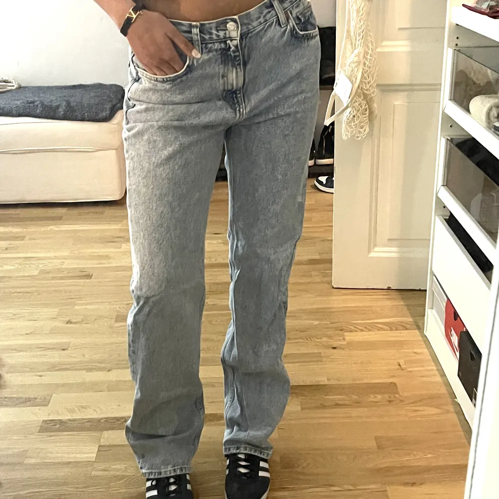 As snygga jeans från mango, raka i modellen. . Jeans & Byxor.