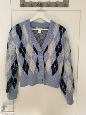 Kofta - Jag säljer min jätte sköna kofta från Monki. Det är i bra skick och sällan använd. 