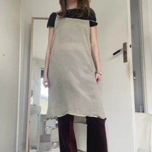 NoaNoa slipdress🤍🖤 - Superfin, ärvd av min mamma från 90-talet!!! Är i storlek XXL, men passar mig som är en S superbra❤️‍🩹