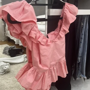 Topp  - En rosa topp osäker på vart den är ifrån men den är sååå fin har andvänd den flera gånger 