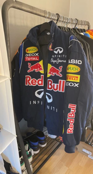 Redbull jacka - Storlek M och använd 2 gånger typ, köpte för 2500kr inklusive frakt… 
