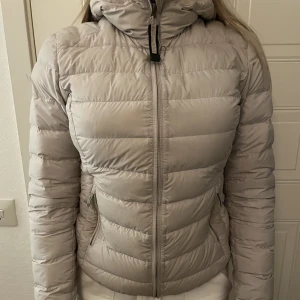 Beige Parajumper jacka - Säljer då denna jacka ej kommer till användning. Det är en väldigt praktisk och fin jacka. Passar bra till allt möjligt och har en mycket fin färg samt passform. Ordinarie pris är 3 499kr