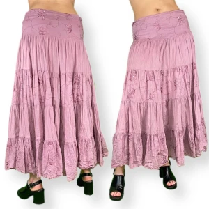 Maxi - Det finns ingen märkeslapp. 100% bomull. Dragkedjan från insidan är lite sliten, se bild fyra. Det märks inte framifrån när du bär kjolen. Några paljetter och sömmar på blommönstret är lite lösa på vissa ställen. ⚠️ MÅTT - Midjebredd 44cm & längd 90cm