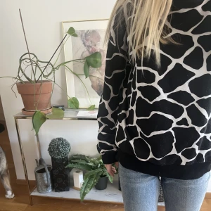 Tröja - Jättesnygg tröja i bra skick🌸