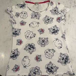 Kenzo t-shirt🤍 - Jättefin kenzo t-shirt i storlek 14 år, som en xs🫶 Superskön🥰
