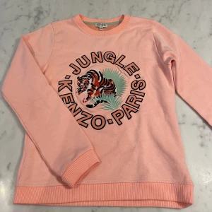 Kenzo tröja🧡 - Jättefin kenzo tröja i storlek 152 med tryck i korallorange färg🧡 Motsvarar en xs i storleken🫶 Väldigt fint skick och skön🥰