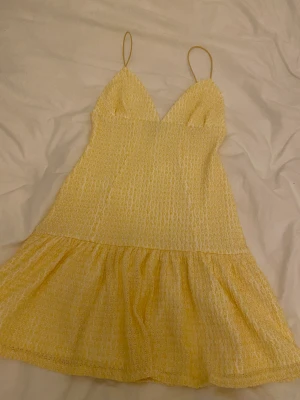 Sommarklänning - Säljer denna fina sommarklänning från ASOS har använt några gånger. 