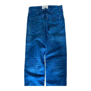 Vintage Levi’s Jeans - Vintage Levi’s jeans med coola fickor. Jeansen är i mycket bra skick utan fläckar eller skador. Känn dig fri att fråga om du undrar något!